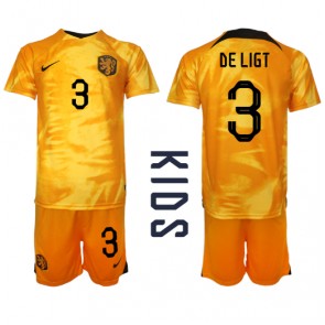 Holland Matthijs de Ligt #3 Replika Babytøj Hjemmebanesæt Børn VM 2022 Kortærmet (+ Korte bukser)